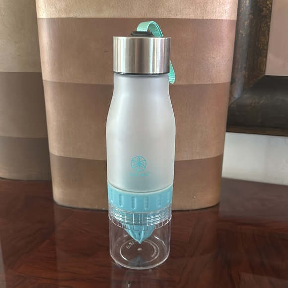 Gaiam *NWOT* 22 Ounce Fruit Infuser Water Bottle, BPA Free Non-Toxic, Blue Strap - Picture 8 of 13